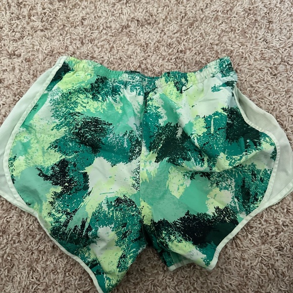 Nike Women's dri fit Abstract Green Athletic Shorts size Xl/ NWOT A163 - Picture 2 of 2
